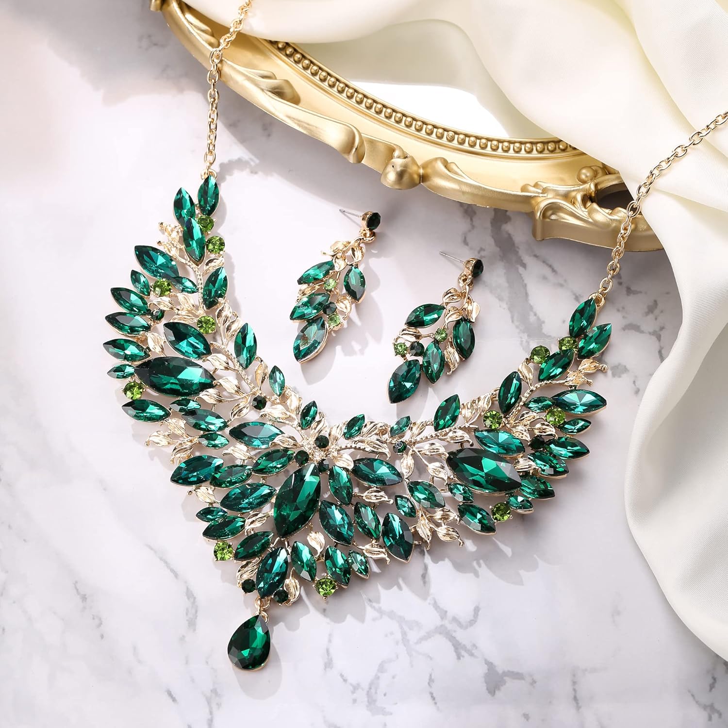 Thumbnail 2 de Parure de bijoux Clearine pour mariée : collier en cristal strass et boucles pendantes