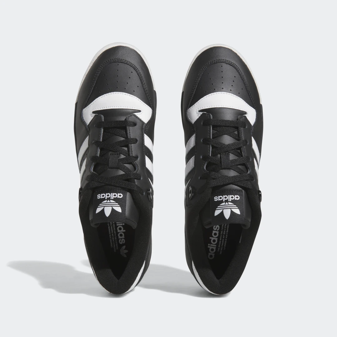 Detalle 2 de Adidas Rivalry Low Negro: versátil y con historia para el día a día