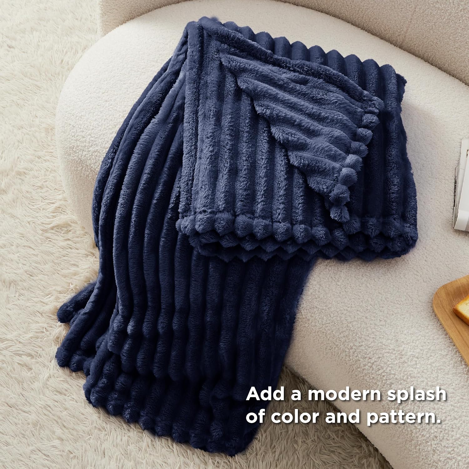 Detalle de Bedsure Fleece Throw Blanket for Sofa (Navy) 130x170 cm – fluffy, warm and machine-washable