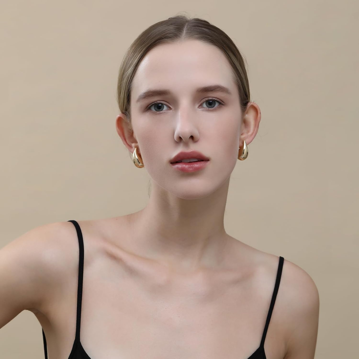 Detalle de Apsvo Hoop Earrings, 14K Gold Plated
