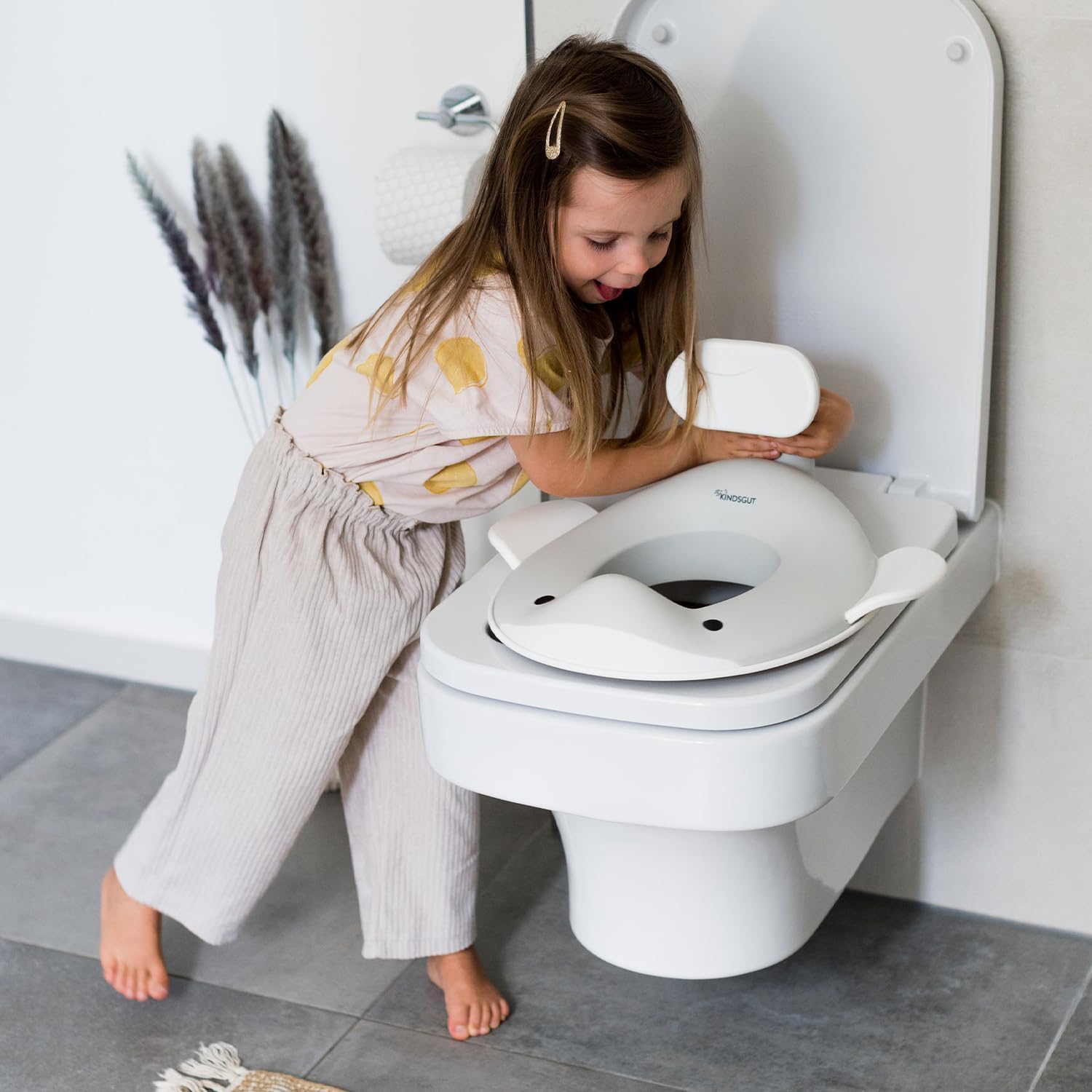 Detalle de Kindsgut Whale Children’s Toilet Seat (Light Grey) – child-friendly design with splash guard
