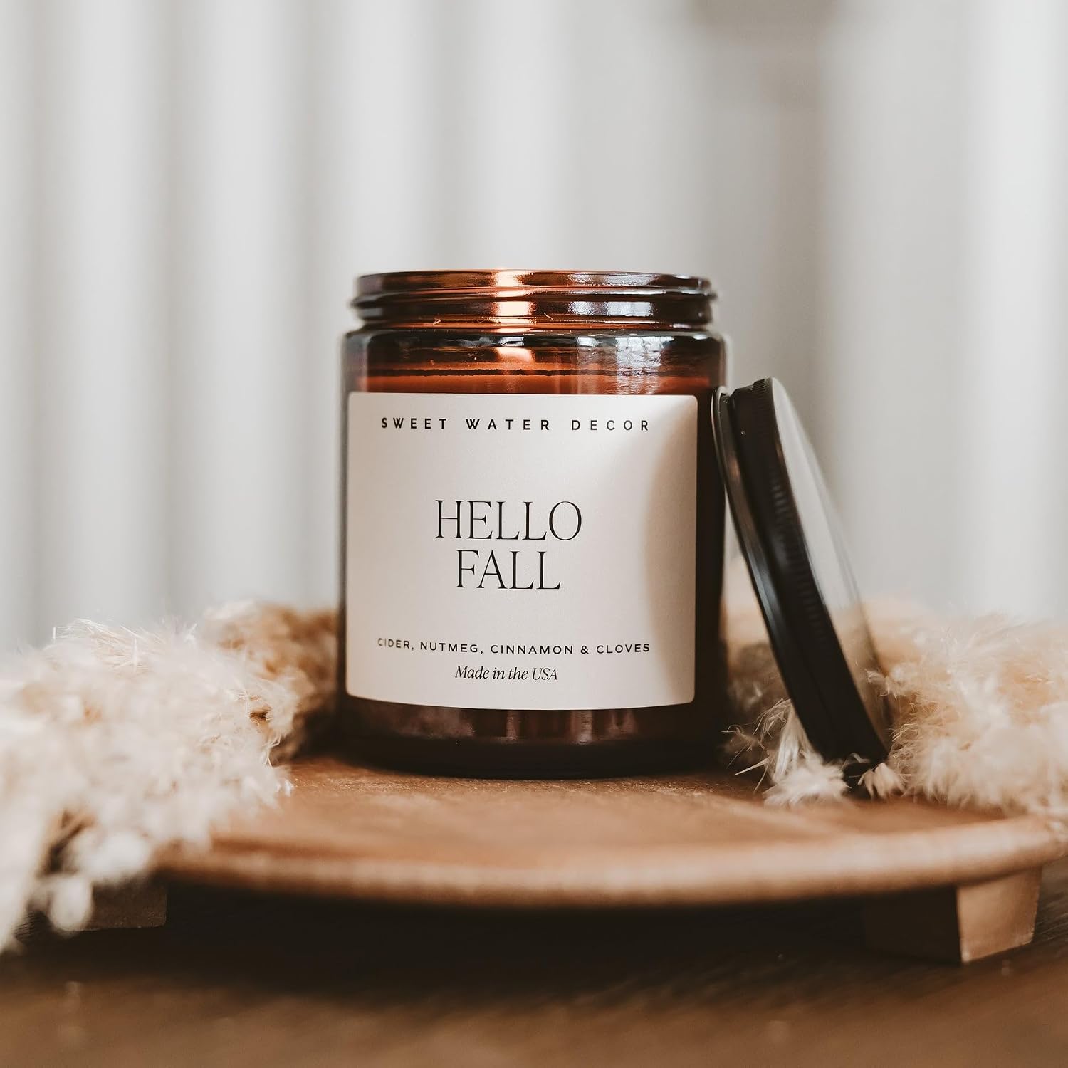 Detalle de Sweet Water Decor Hello Fall 9 oz Soy Blend Candle, Amber Glass Jar