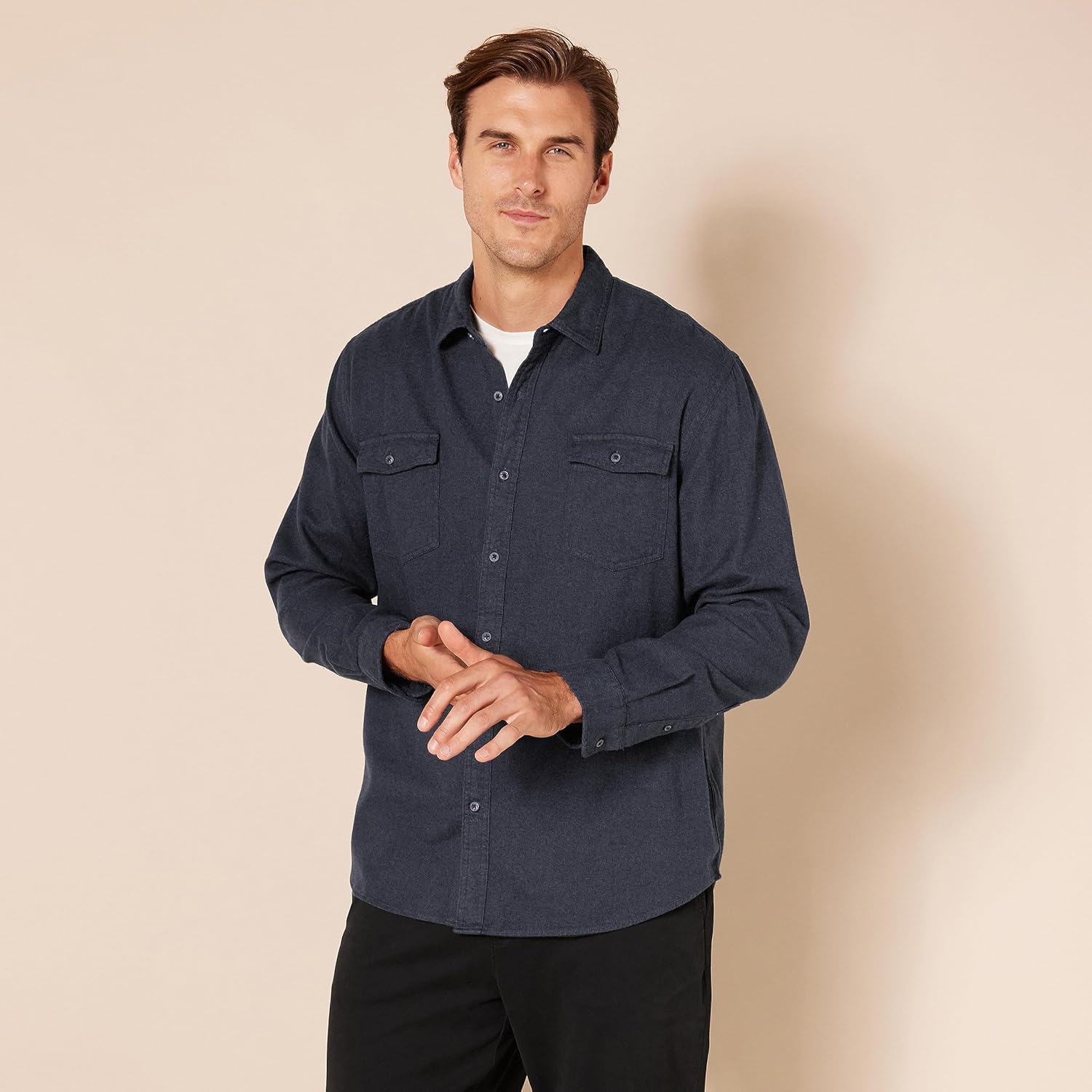 Thumbnail 4 de Amazon Essentials men’s regular-fit long-sleeve flannel shirt with two chest pockets