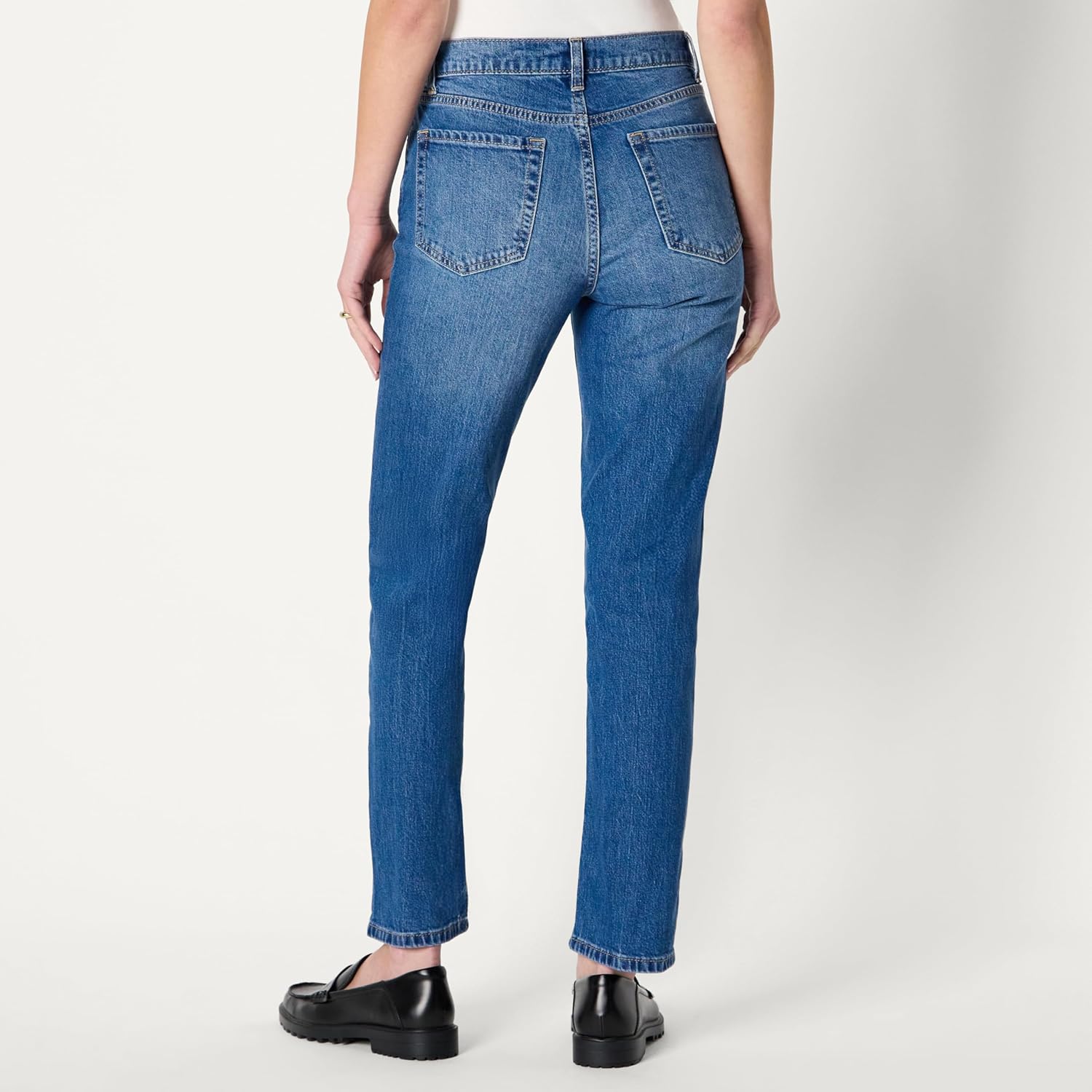 Detalle 2 de Amazon Essentials Jeans vita alta a gamba dritta Donna – Blu Medio, 42