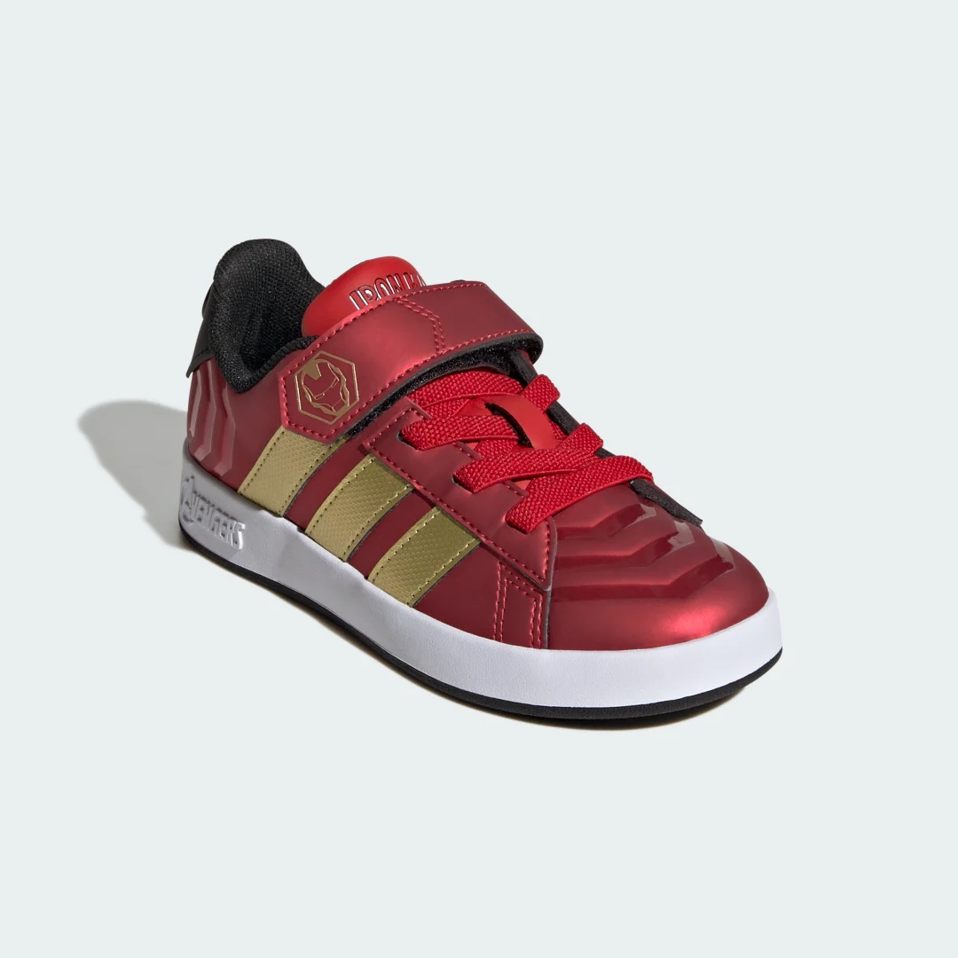 Detalle 2 de Zapatilla Adidas Marvel Avengers Grand Court (Rojo) – estilo urbano y veraniego