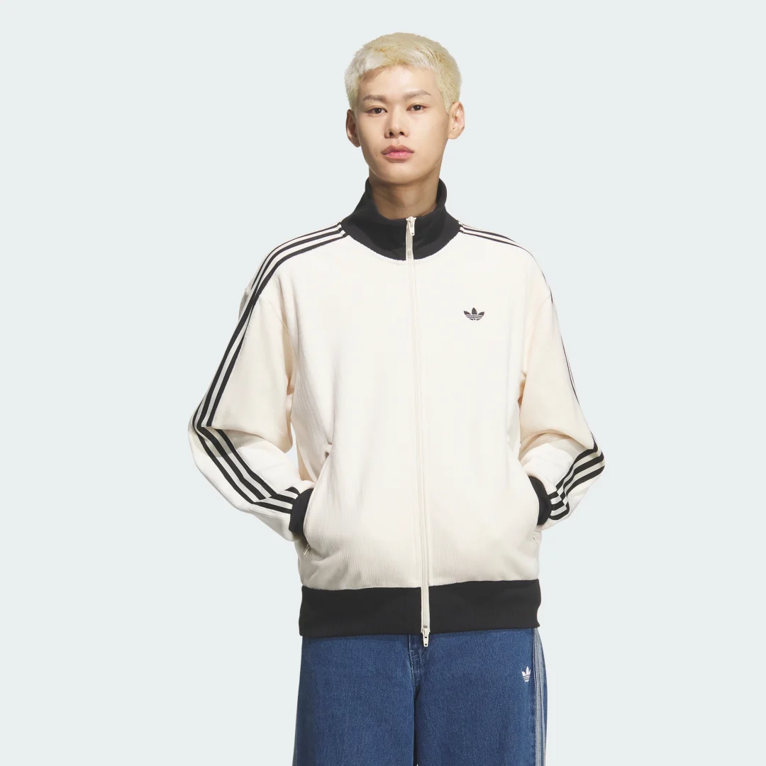 Detalle de VELOUR CLASSIC TRACK TOP de Adidas — camiseta técnica blanca para looks casuales y sporty
