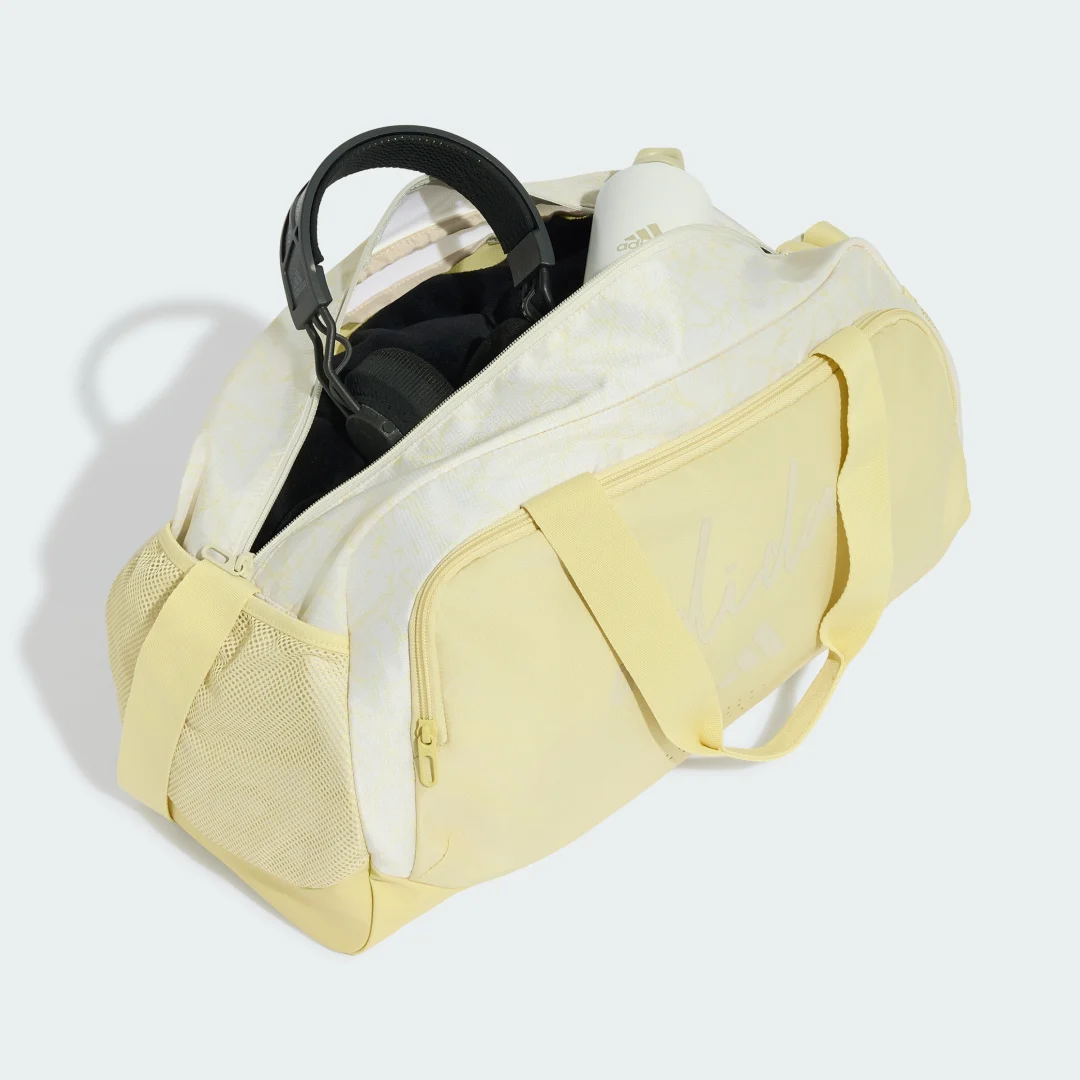 Detalle 2 de Bolso de viaje adidas WOMAN DEFENDER DUFFLE S. Diseño estampado en amarillo