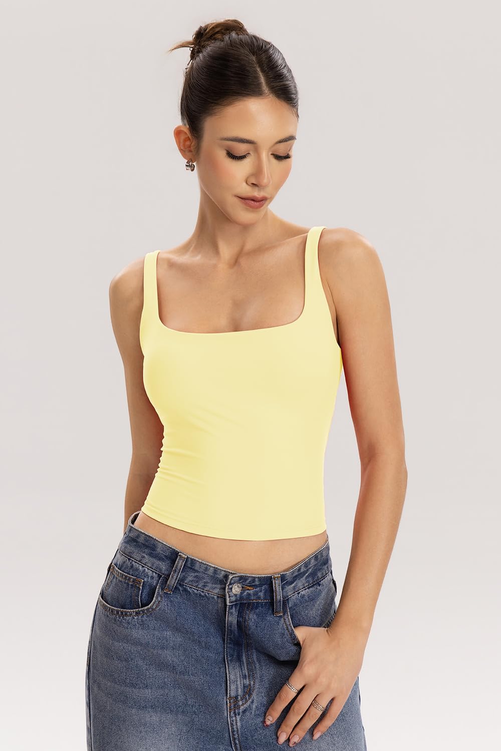 Detalle de QINSEN Women's Tank Tops with Built-in Bras: Square Neck, Double-Lined Comfort for Workouts and Beyond