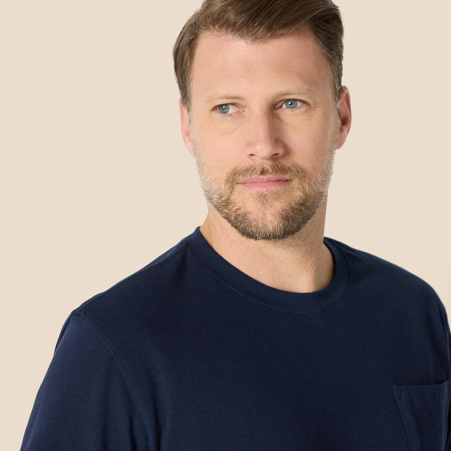 Thumbnail 3 de Amazon Essentials Herren T-Shirt aus schwerer Baumwolle mit Tasche (lockere Passform)