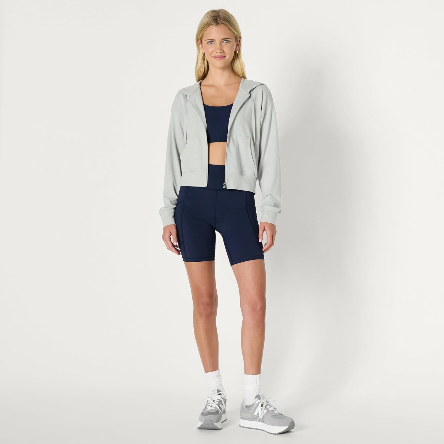 Thumbnail 4 de Amazon Essentials Damen Athletischer weicher Funktions-Trainings-Hoodie (kurzgeschnitten)