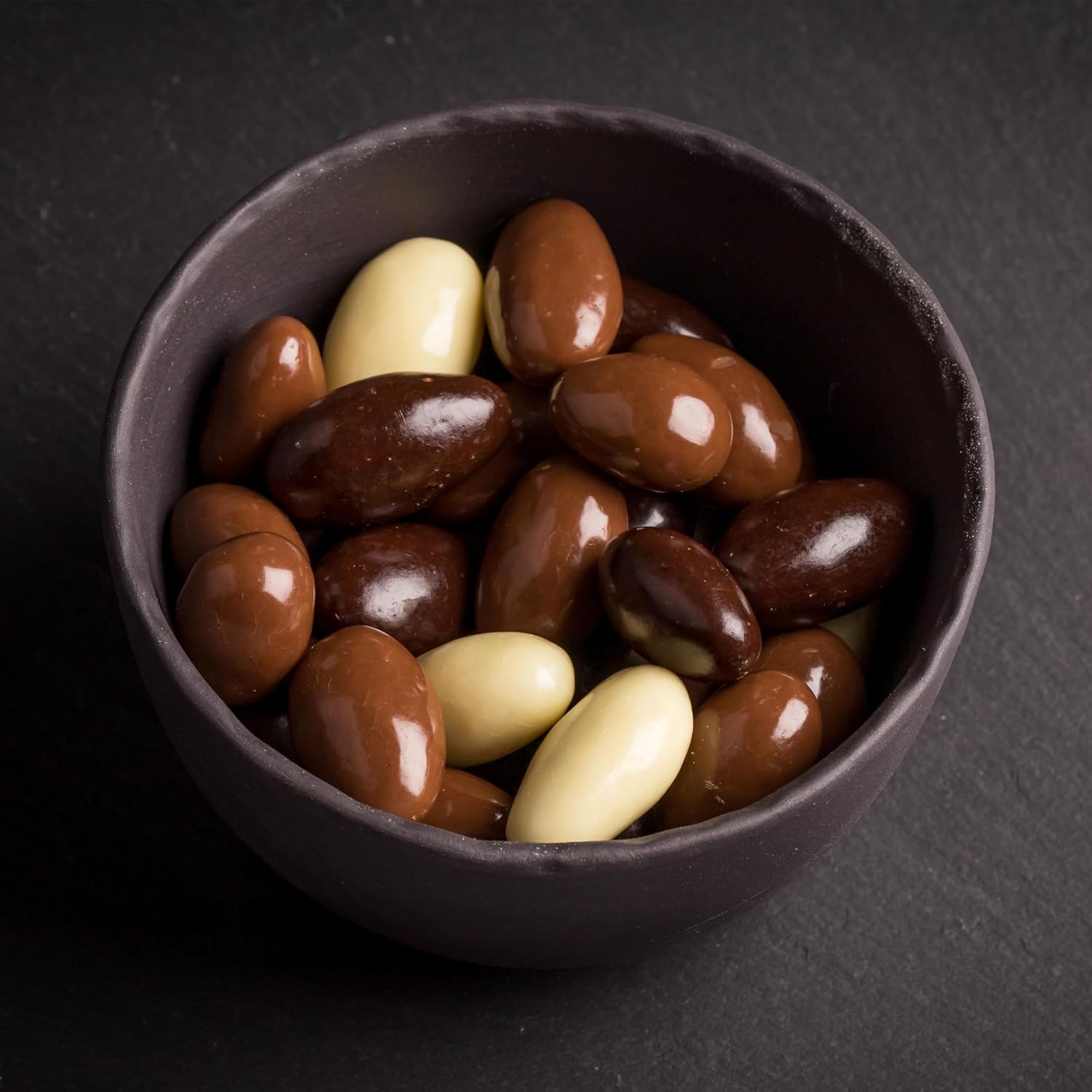 Detalle 2 de Yupik Milk Chocolate-Covered Almonds, 2.2 lb