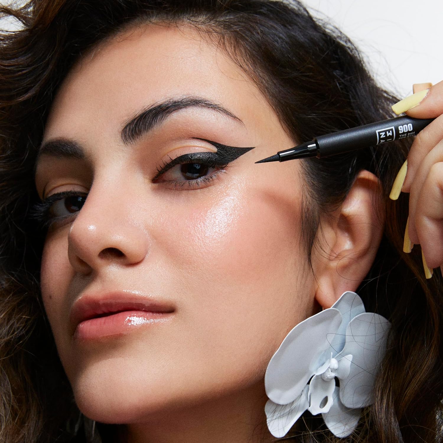 Detalle de 3INA The Shine O'Clock Kit – zestaw do makijażu z eyelinerem, pomadką i rozświetlaczem