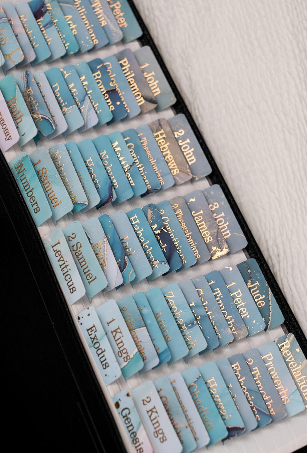 Detalle de UPAFEXXI Bible Tabs, 80 Laminated Labels with 3D Gold Foil Lettering