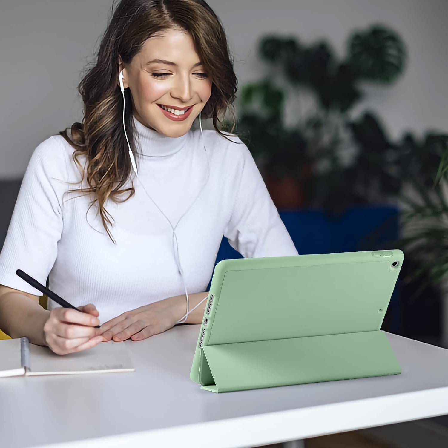 Detalle 2 de Vobafe Case for iPad 9th/8th/7th Generation 10.2-inch (2021/2020/2019) in Green with Pencil Holder and Auto Wake/Sleep