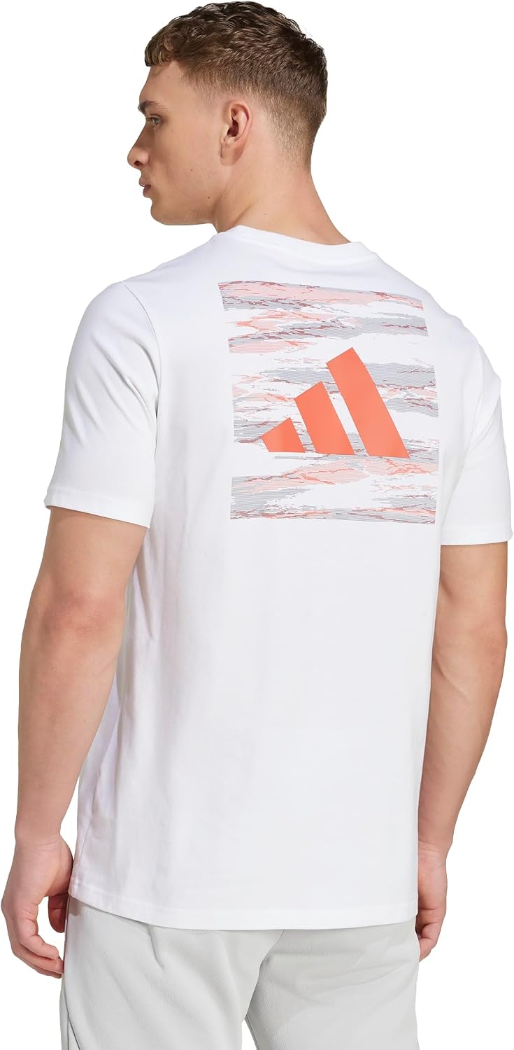 Detalle de adidas Men’s FC Bayern Munich Seasonal Graphic T-Shirt