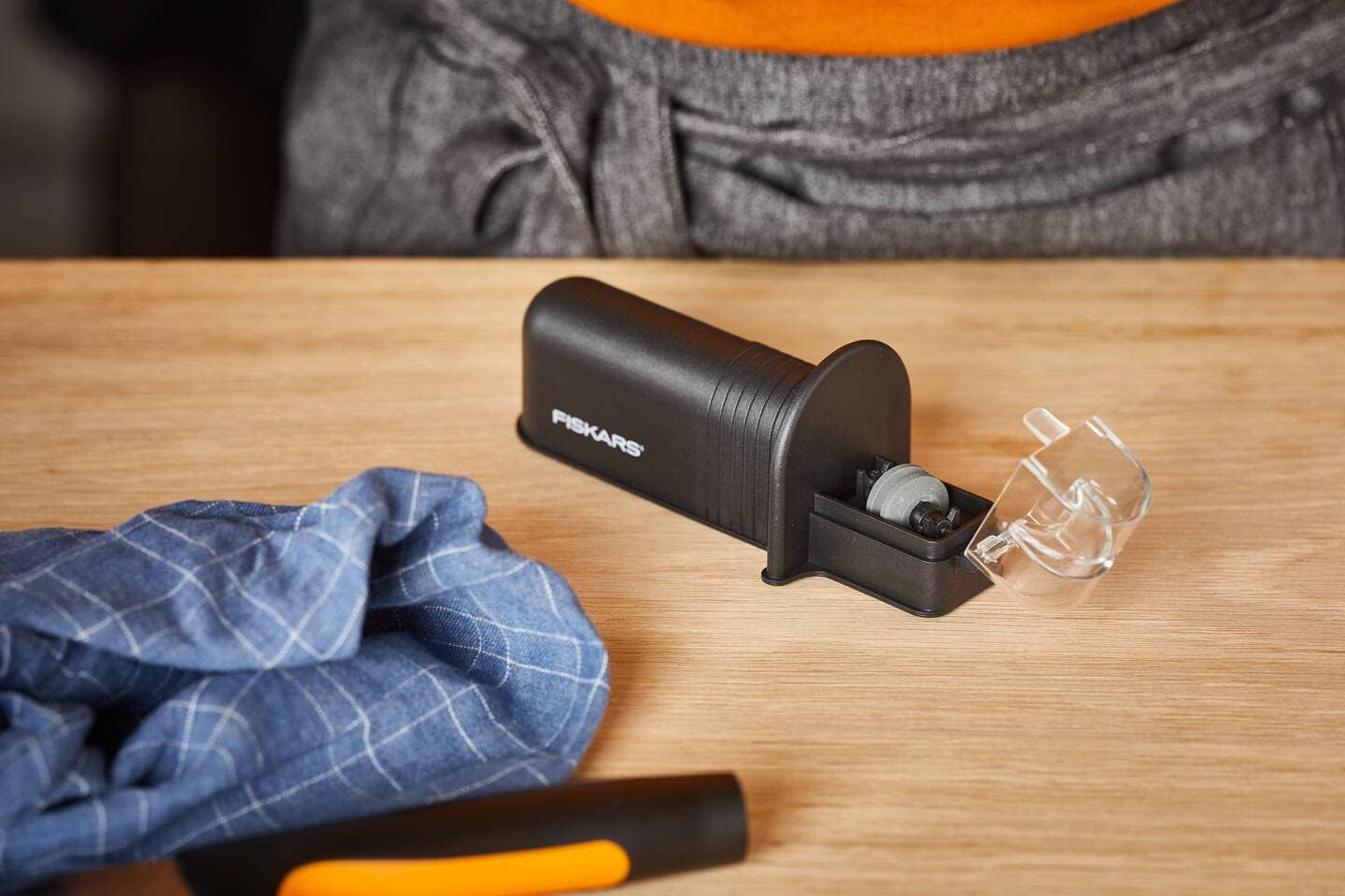 Thumbnail 6 de Fiskars Roll-Sharp 1065598 knivslip med keramisk slipsten, Essential, svart