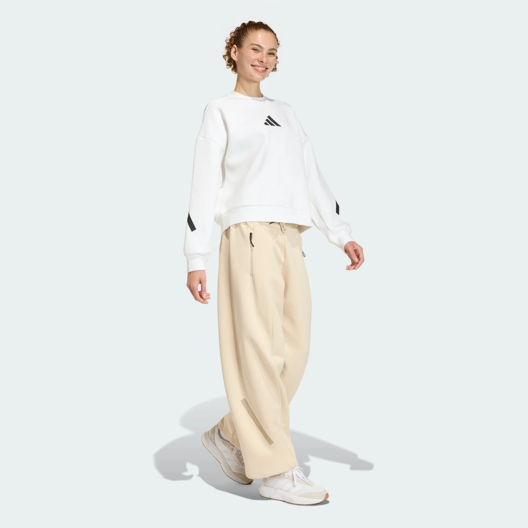 Detalle de Sudadera Adidas Z.N.E. en blanco – comodidad y carácter para tu día a día