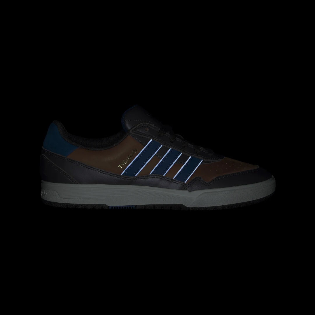 Detalle 2 de Zapatilla TYSHAWN II de Adidas — estilo y comodidad para el día a día