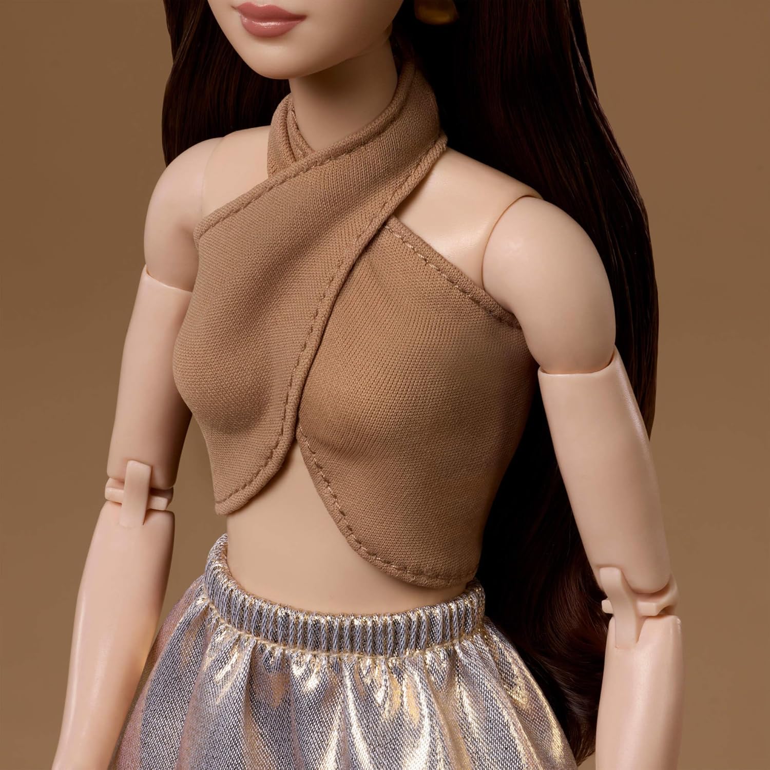Thumbnail 3 de Barbie Basics Model 06 Sammler-Modepuppe mit brünetten Haaren, goldener Midi-Rock und Neckholder-Top – Universal-Fit & Made-to-Move Körper
