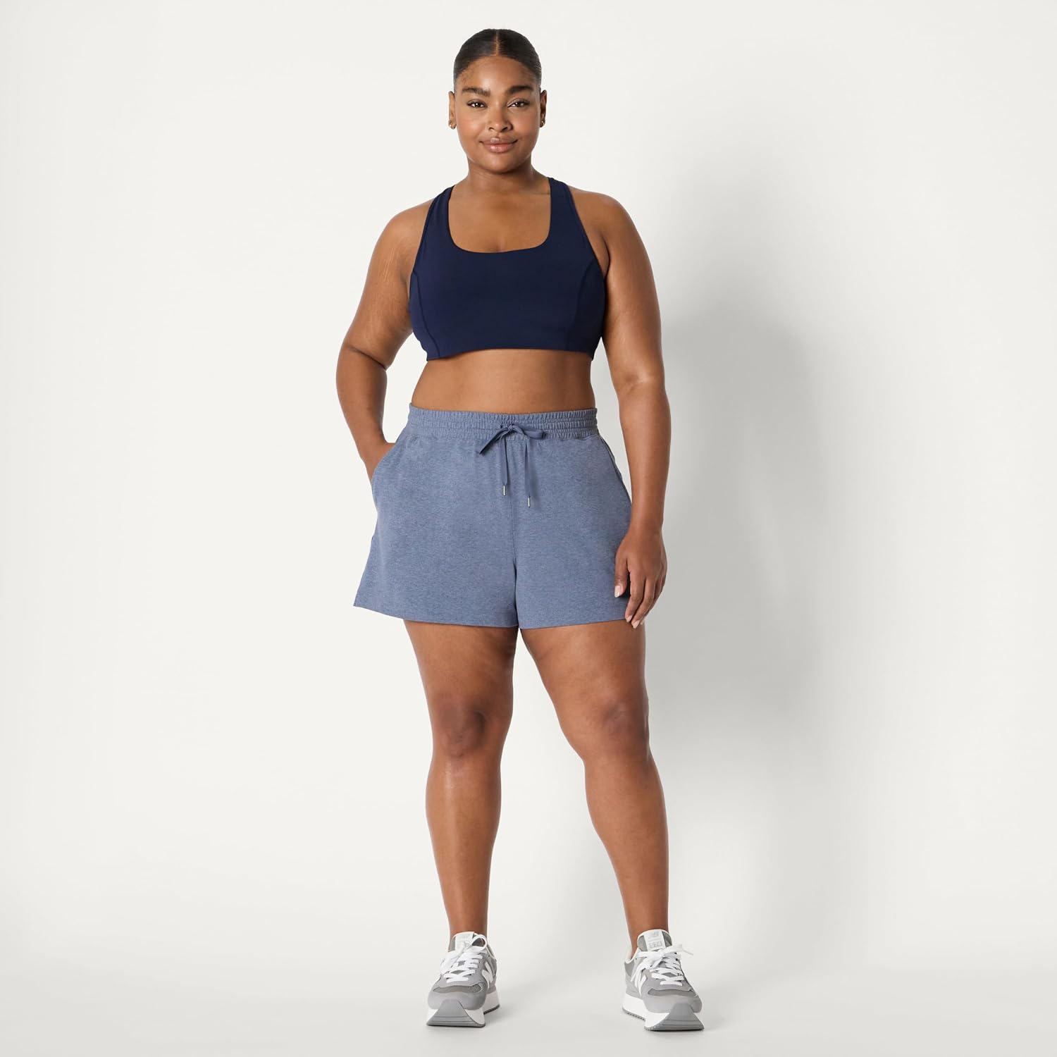 Thumbnail 2 de Amazon Essentials Women's Athletic Soft Performance Lightweight Stretch Sweat Shorts