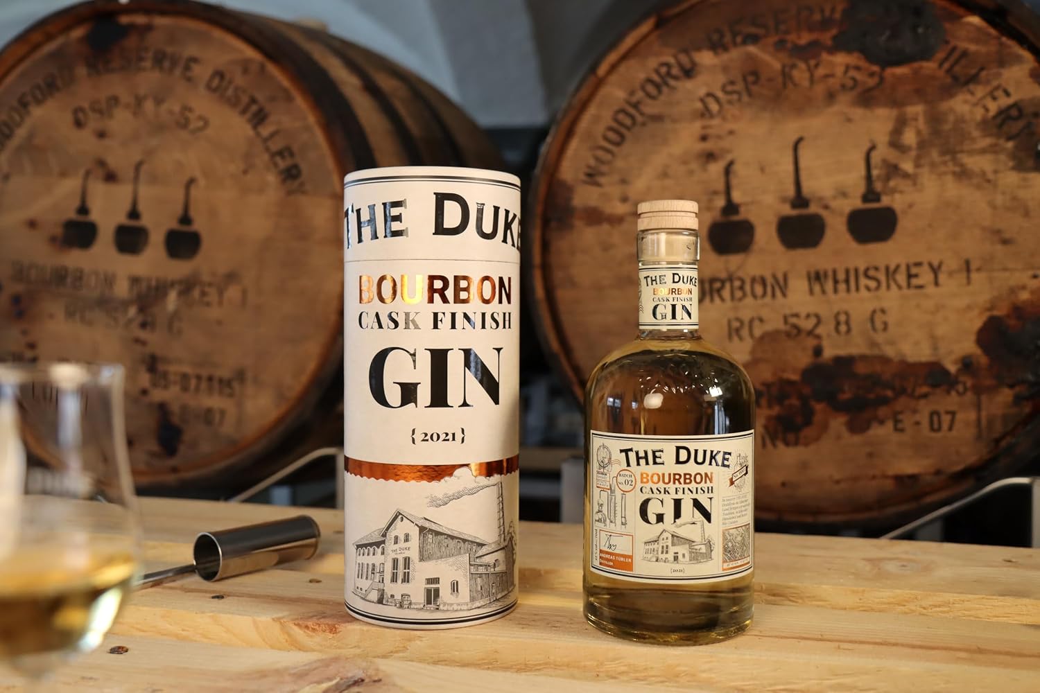 Detalle de THE DUKE Bourbon Cask Finish Gin (Bio, vegan) – Süß & holzig mit Vanille- und Bourbonnoten