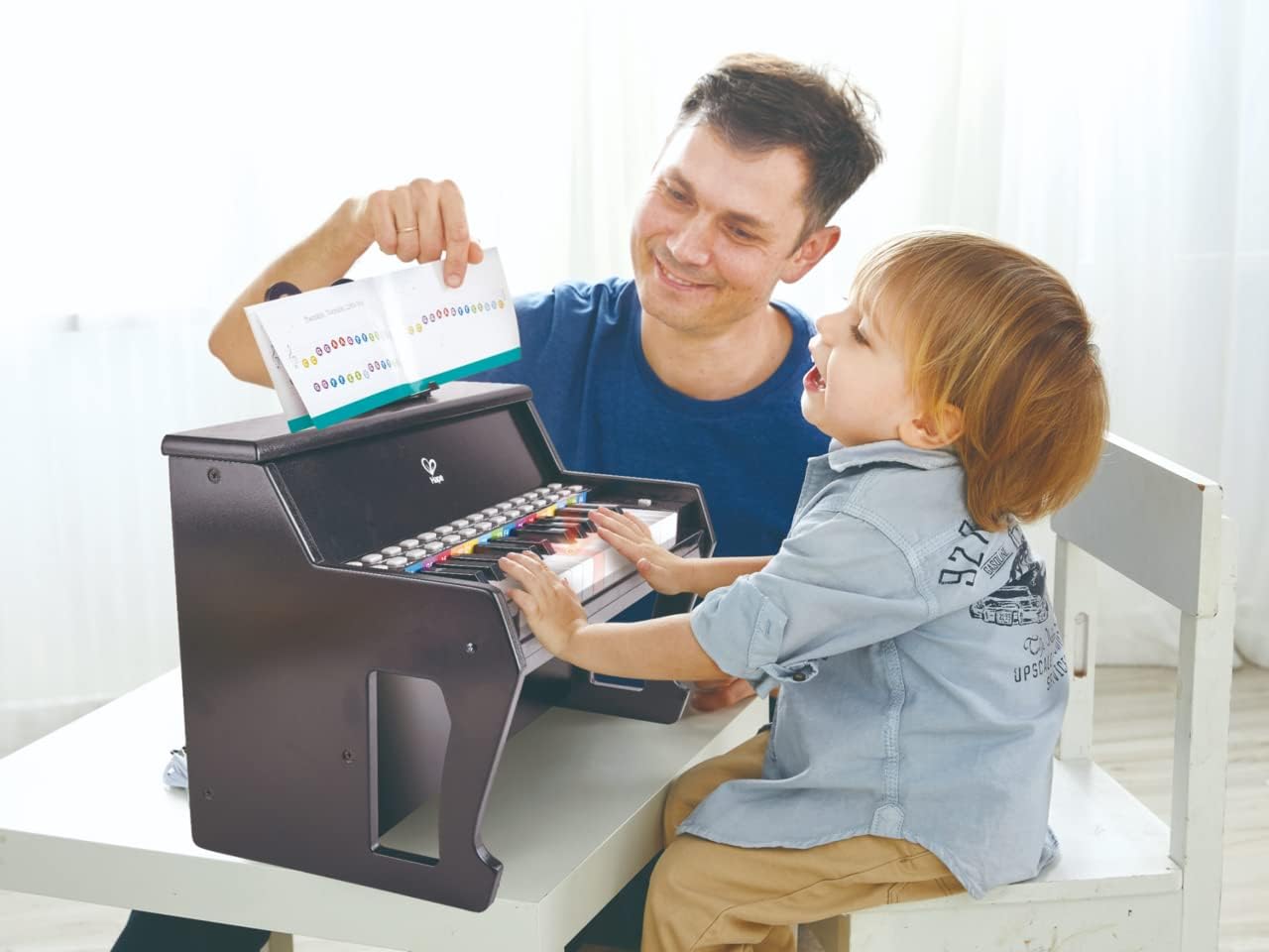 Detalle 1 de Hape Learn with Lights Piano: zwarte kinderpiano met 25 toetsen en lichttoetsen