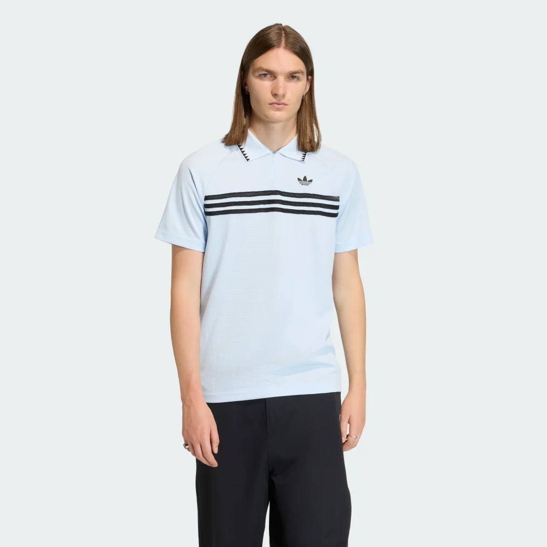 Detalle de Polo Chest Stripes Slim de Adidas: polo azul con rayas en el pecho