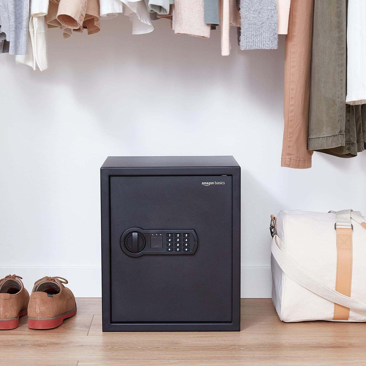 Detalle de Amazonベーシック 43L電子式金庫 スチール製・テンキー式、内棚付き、床・壁固定対応