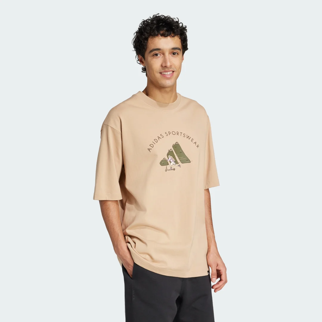 Detalle de Codes Doodle Scooter Graphic Tee de Adidas (marrón) – guía de compra