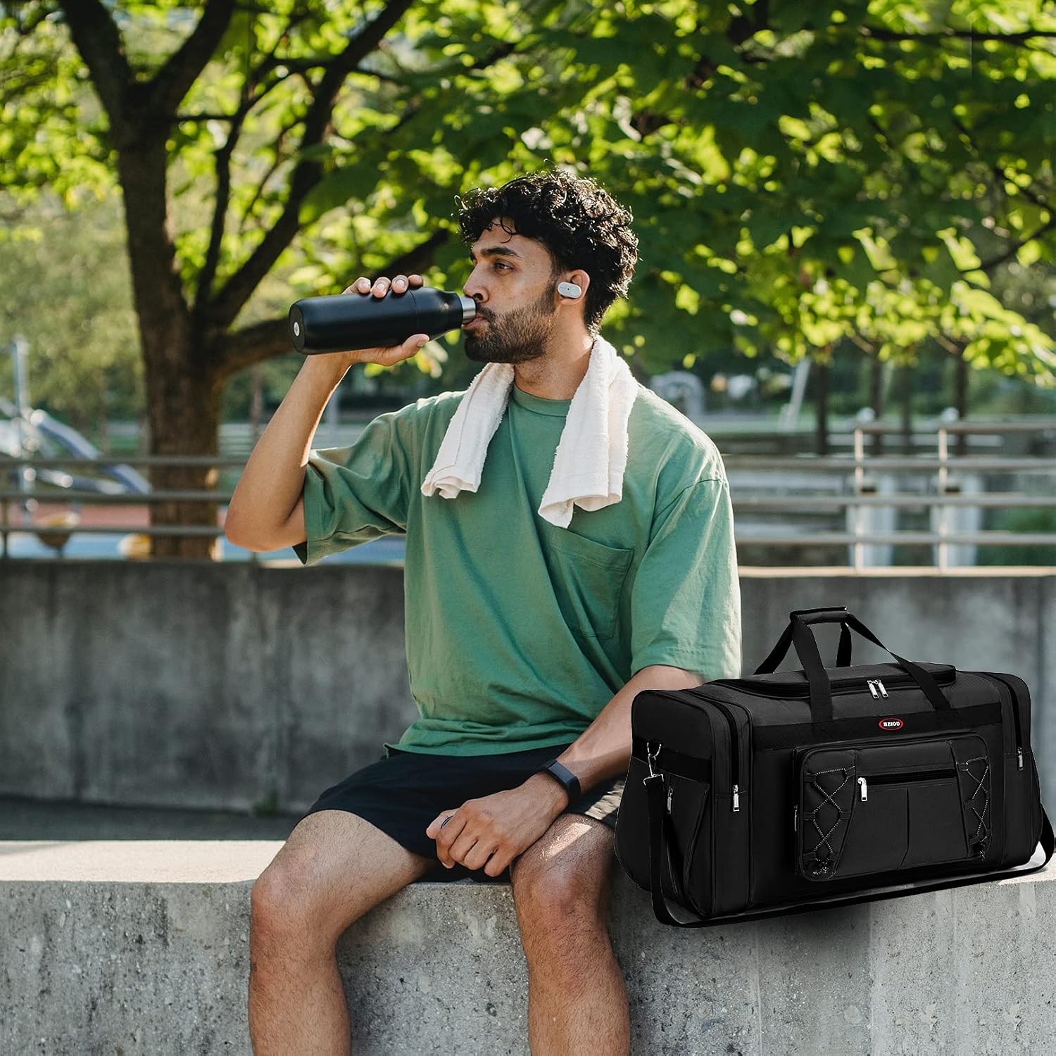 Detalle 2 de BAGZY B363 70L Foldable Travel Duffle Bag in Green and Yellow