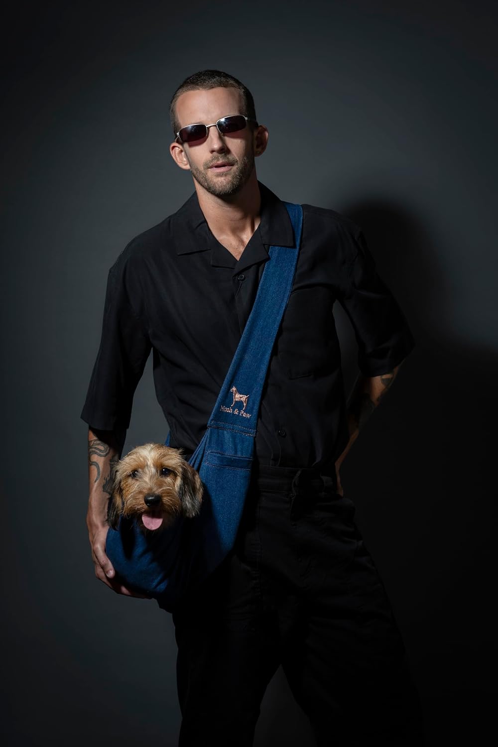 Detalle de Noah & Paw Dog Sling Carrier for Small Dogs (5–18 lb) – Premium Denim with Double Safety