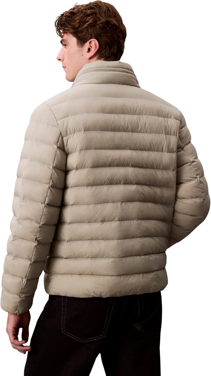 Detalle de Calvin Klein Cazadora acolchada para hombre con capucha en nylon Forest Fog (talla L)