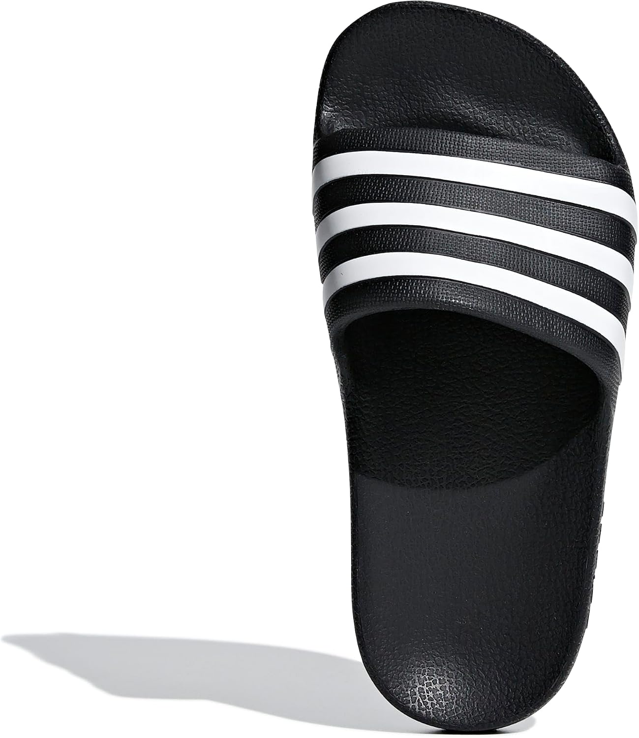 Detalle de Adilette Aqua Slides Kids de adidas: confort simple para pequeños y jóvenes