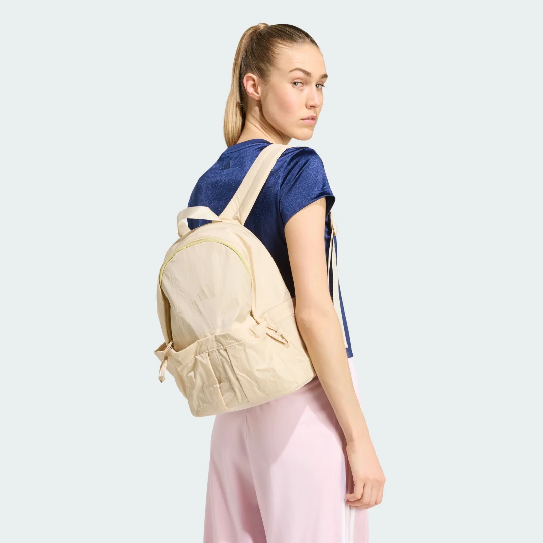 Detalle de Mochila Glow de Adidas لدى color beige: versátil y práctica para el día a día