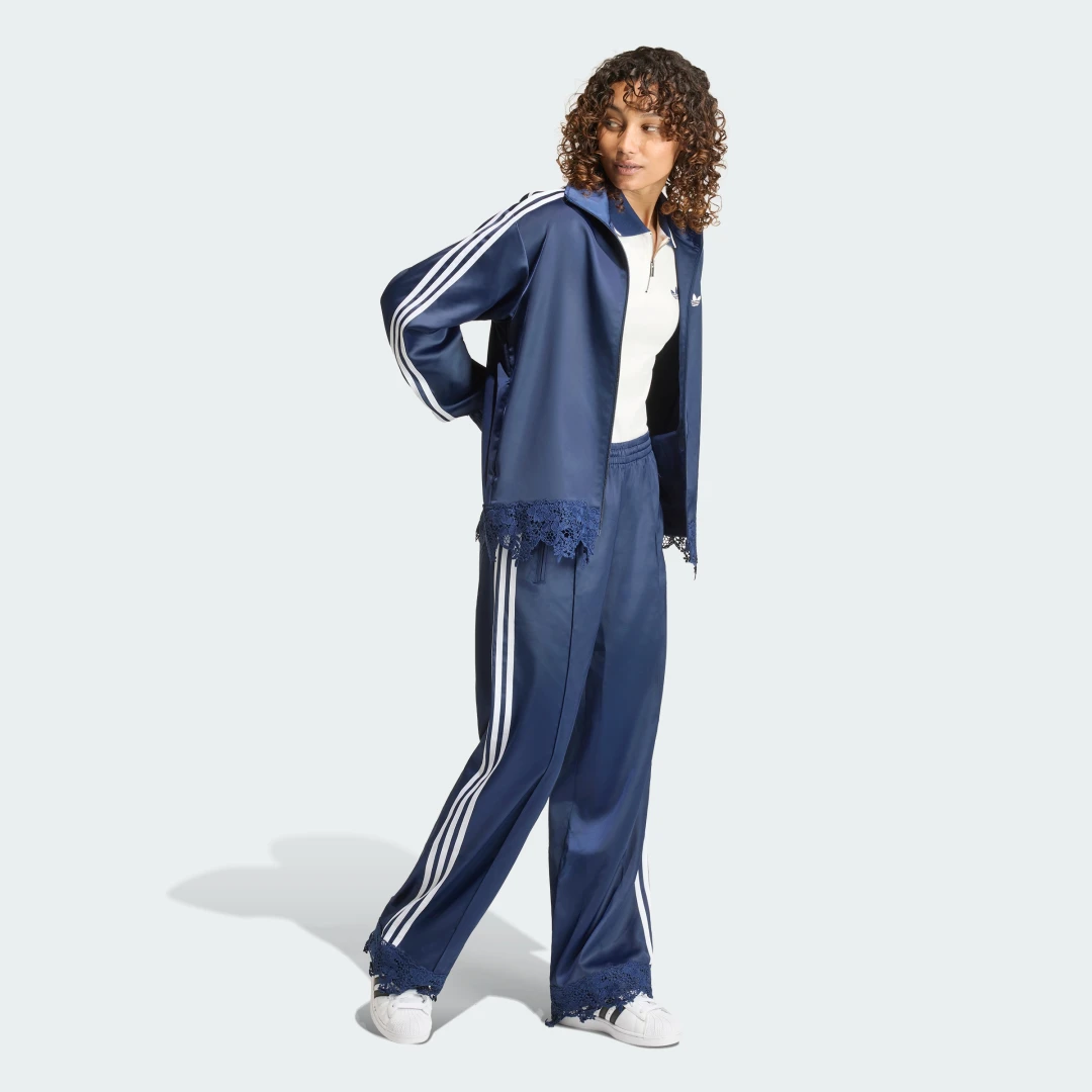 Detalle de Pantalón holgado de raso con encaje Adidas Originals Firebird – azul