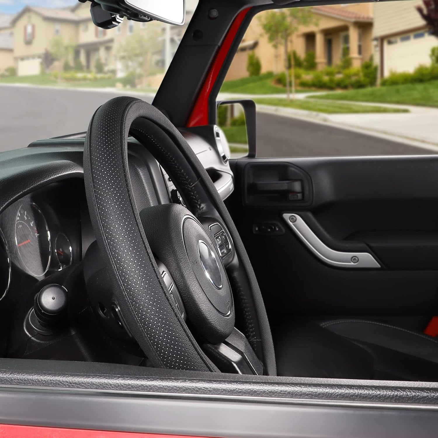 Detalle 2 de SEG Direct Microfiber Leather Steering Wheel Cover (39.5–41 cm) – Black