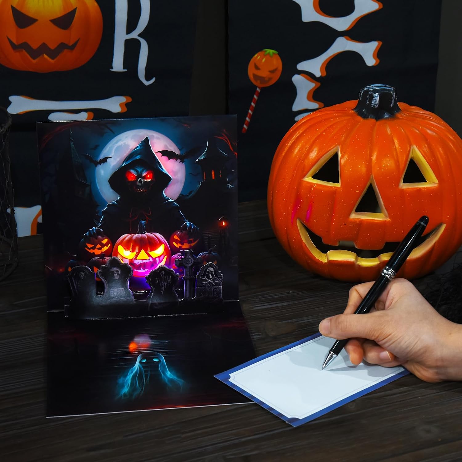 Detalle de VIVIKEN Halloween pop-up card, 7.1 x 7.1 inches