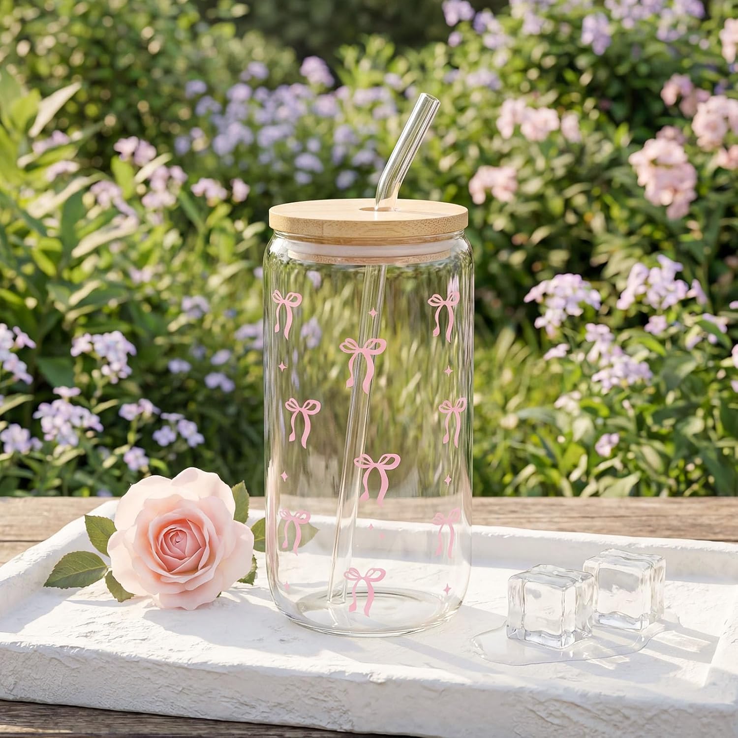 Detalle de Rosa Geschenkbox mit Schleifen-Design – Wellness-Geschenkset für Frauen mit Duftkerze, Badebombe, Glasbecher & Beauty-Accessoires