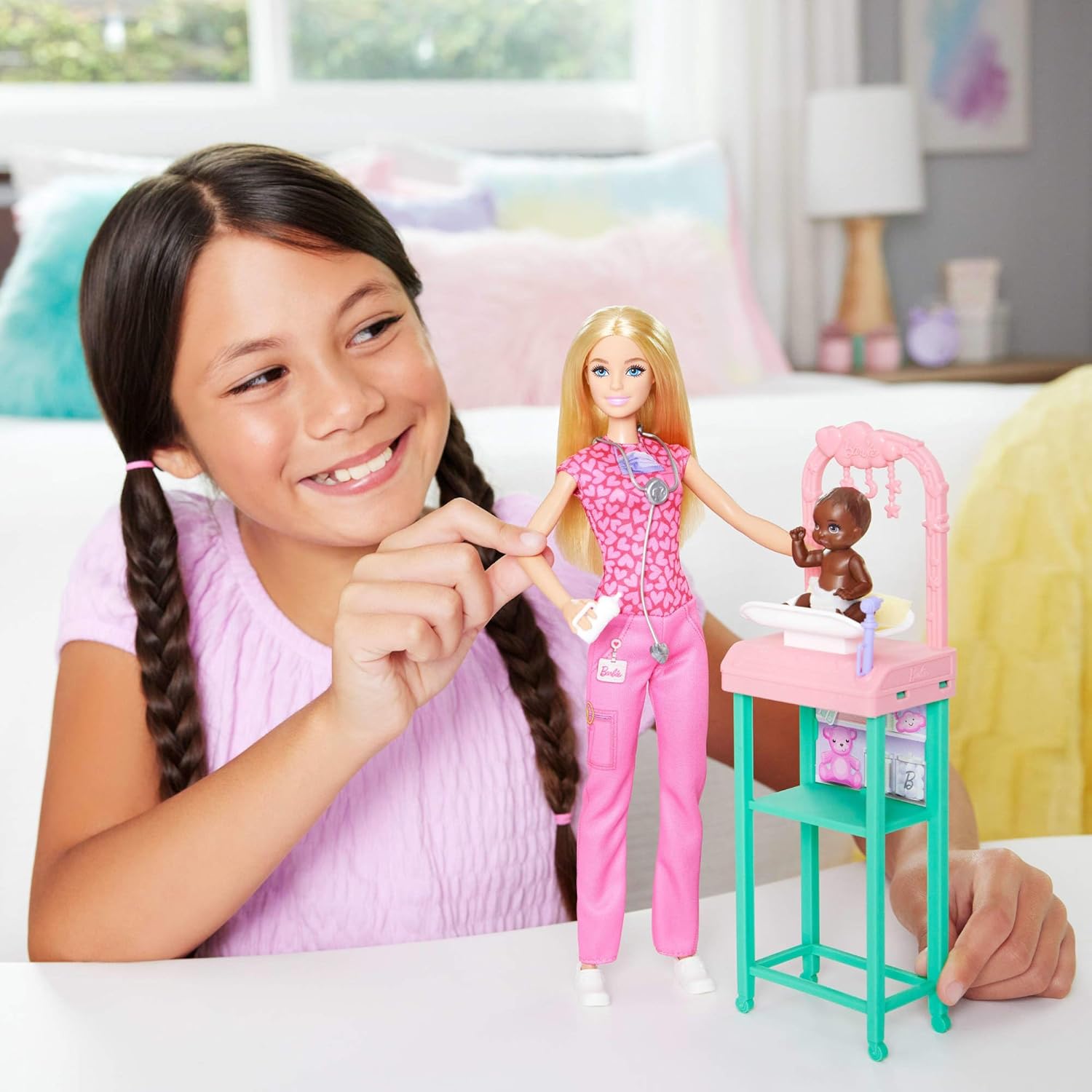 Detalle 2 de Barbie Kinderärztin-Puppe: Blondes Styling, Pinker Kittel und Baby-Patientin inklusive Zubehör
