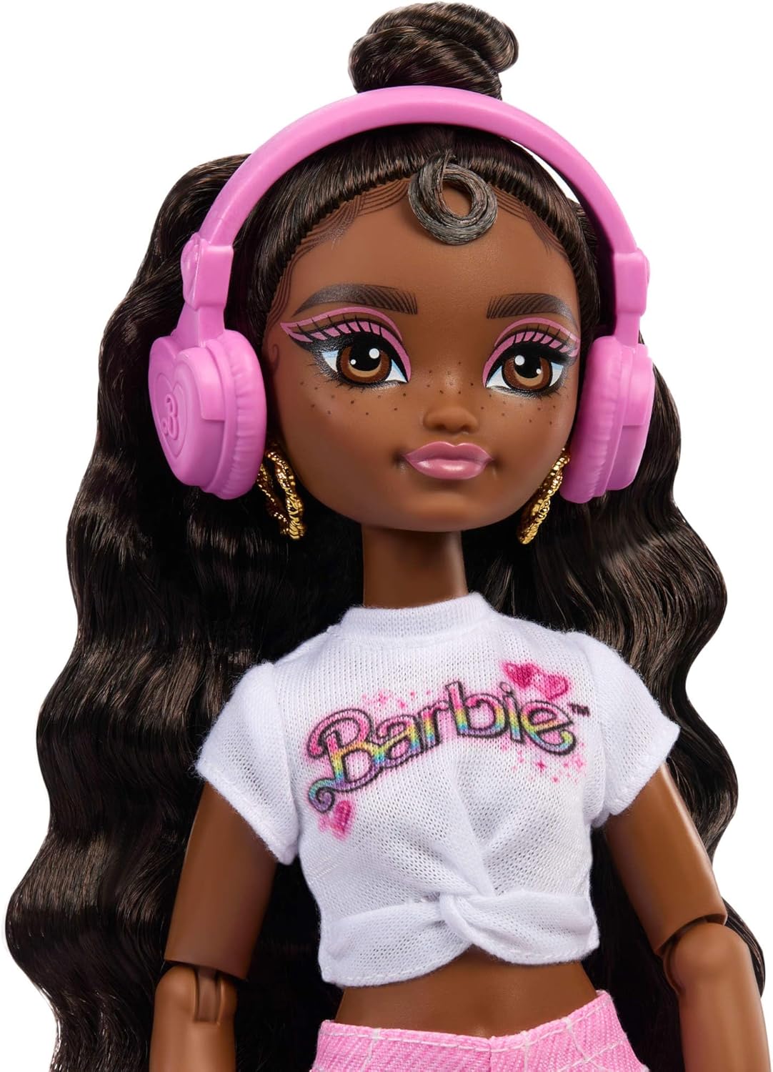 Thumbnail 2 de Barbie Dream Besties Brooklyn (JFX97), bambola articolata con pattini a rotelle e 9 accessori a tema musica e video