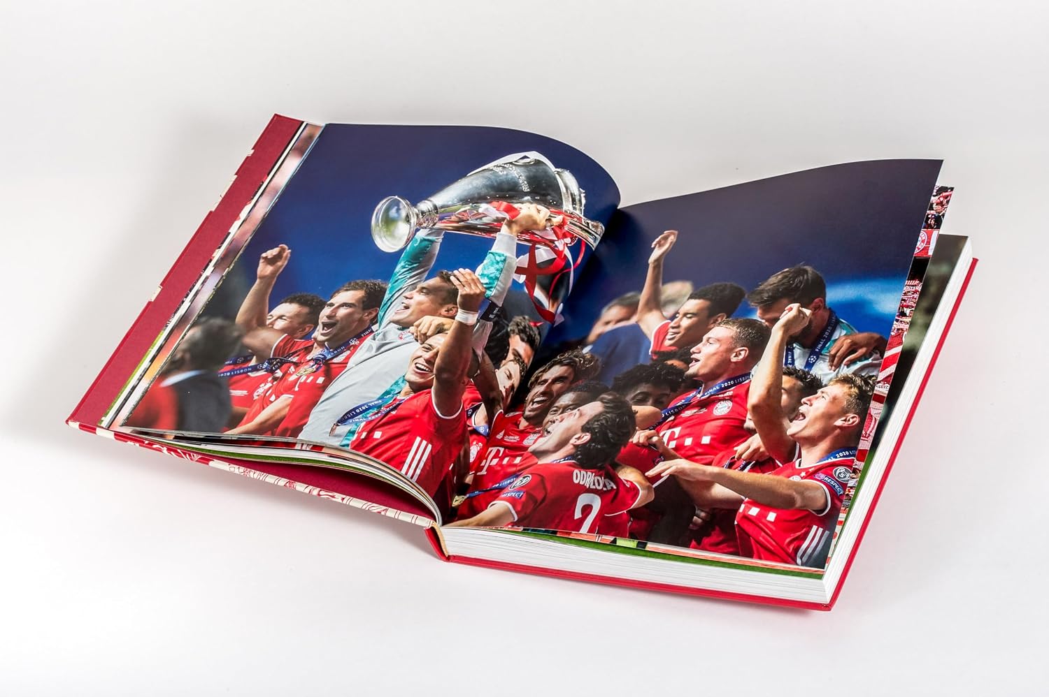 Detalle 1 de FC Bayern München: 125 Jahre Mia San Mia – illustrerad jubileumsbok om klubbens historia