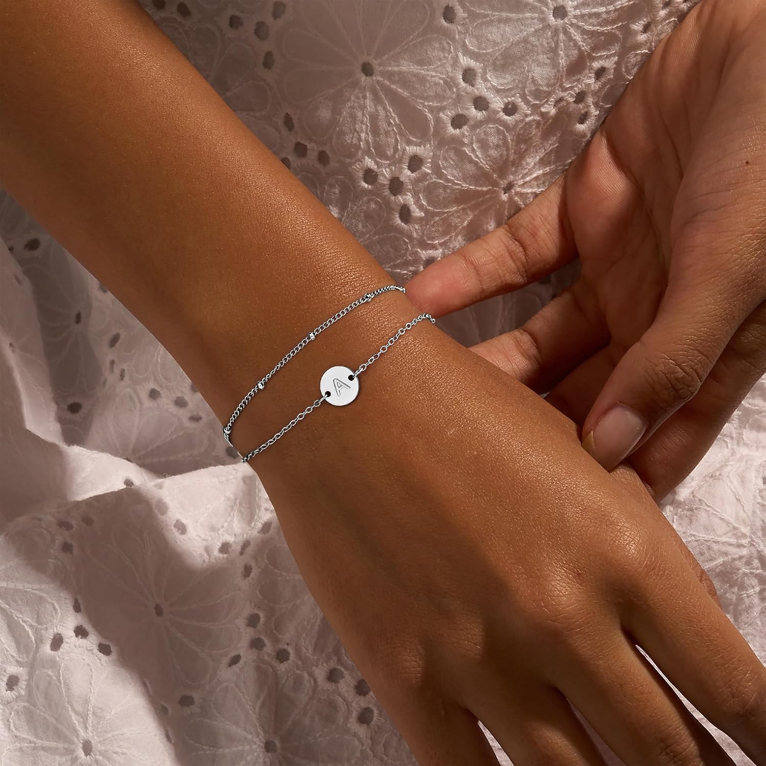 Detalle de TINGN Bracciale da Donna in Argento con Iniziale – Oro Bianco 18K Riempito