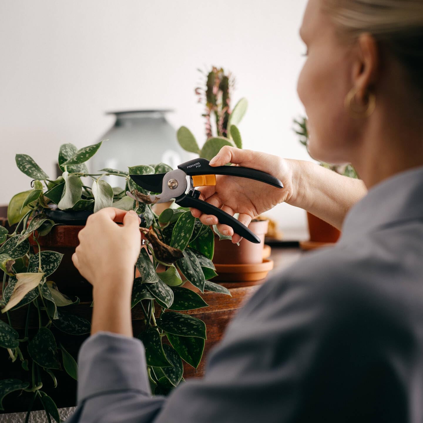 Detalle 1 de Fiskars P121 sekatör för färska grenar med non-stick-beläggning och FiberComp-handtag