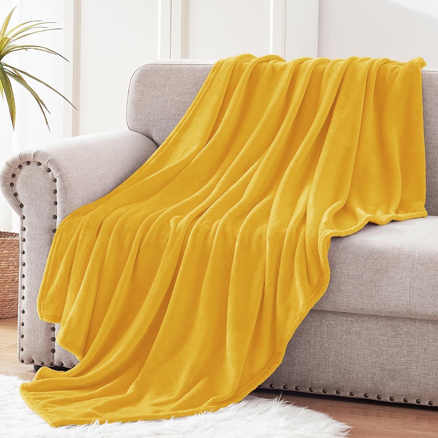 Detalle de Fleece throw blanket 127 x 178 cm in mustard