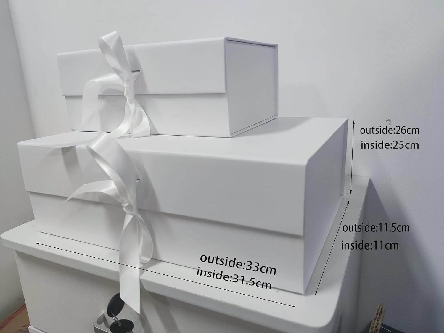 Thumbnail 4 de White Gift Box (33x26x11cm) with Magnetic Lids and Silk Ribbon – Large Present Packaging