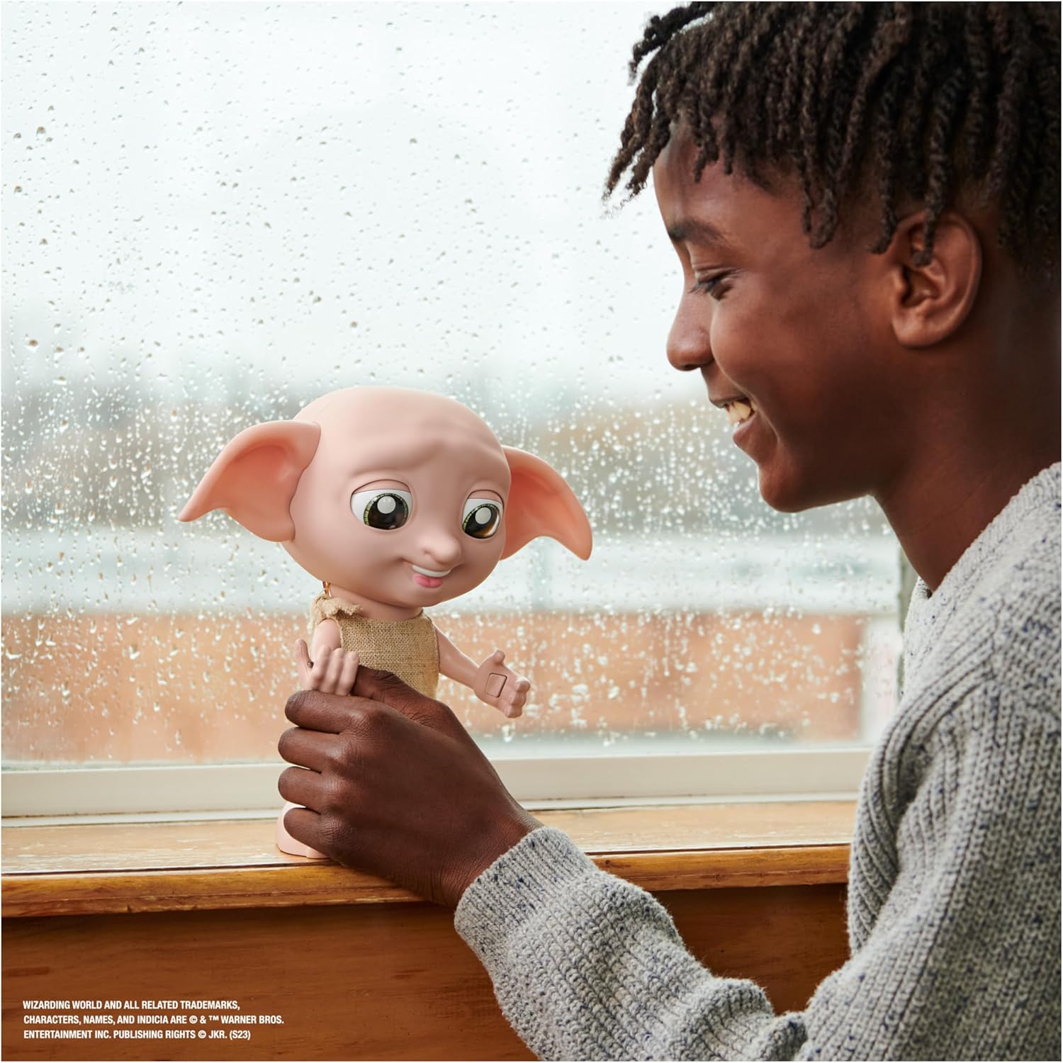 Detalle 2 de Wizarding World Magical Dobby 21,6 cm interactivo 🎎