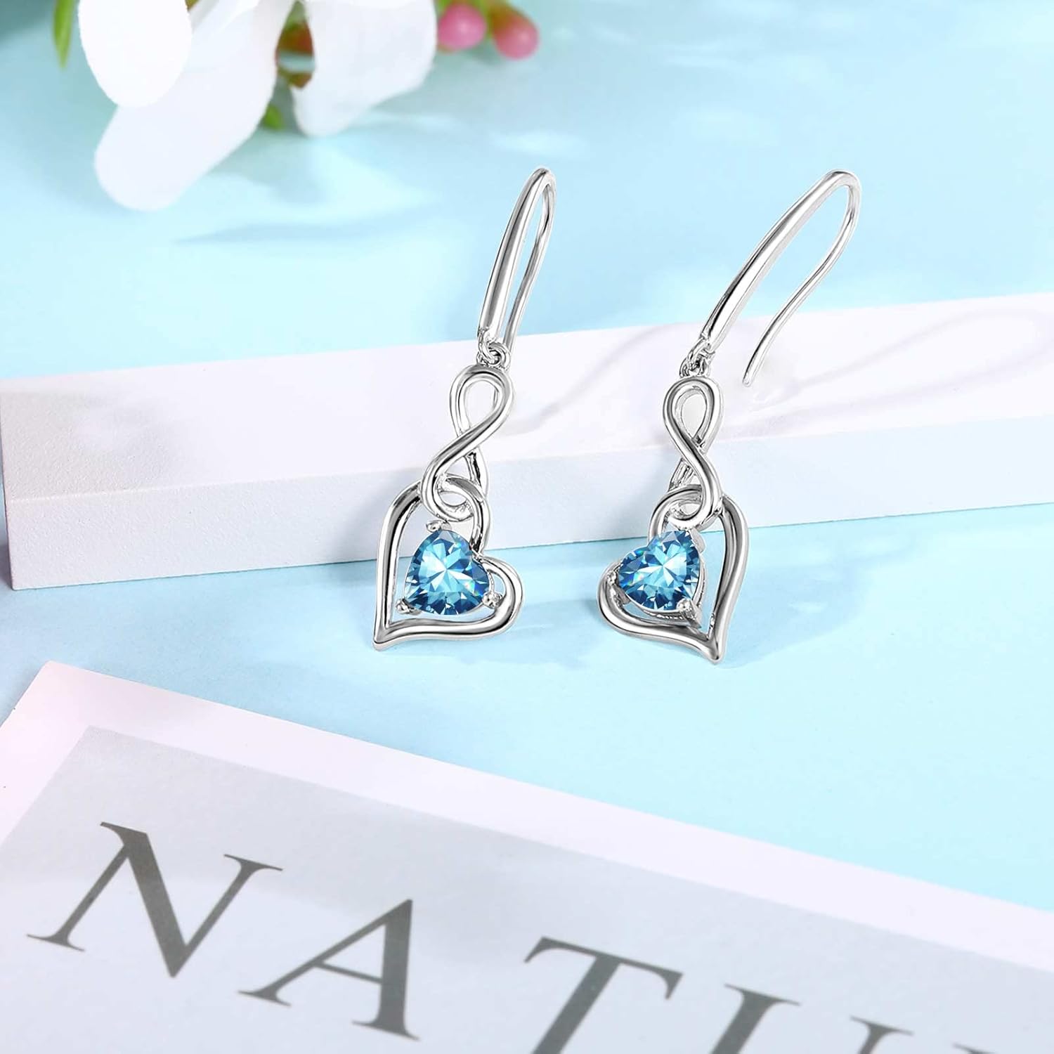 Thumbnail 3 de Geburtsstein Unendlich Ohrringe für Damen aus 925 Sterling Silber – Infinity Herz mit Zirkonia, baumelnd (Qing)