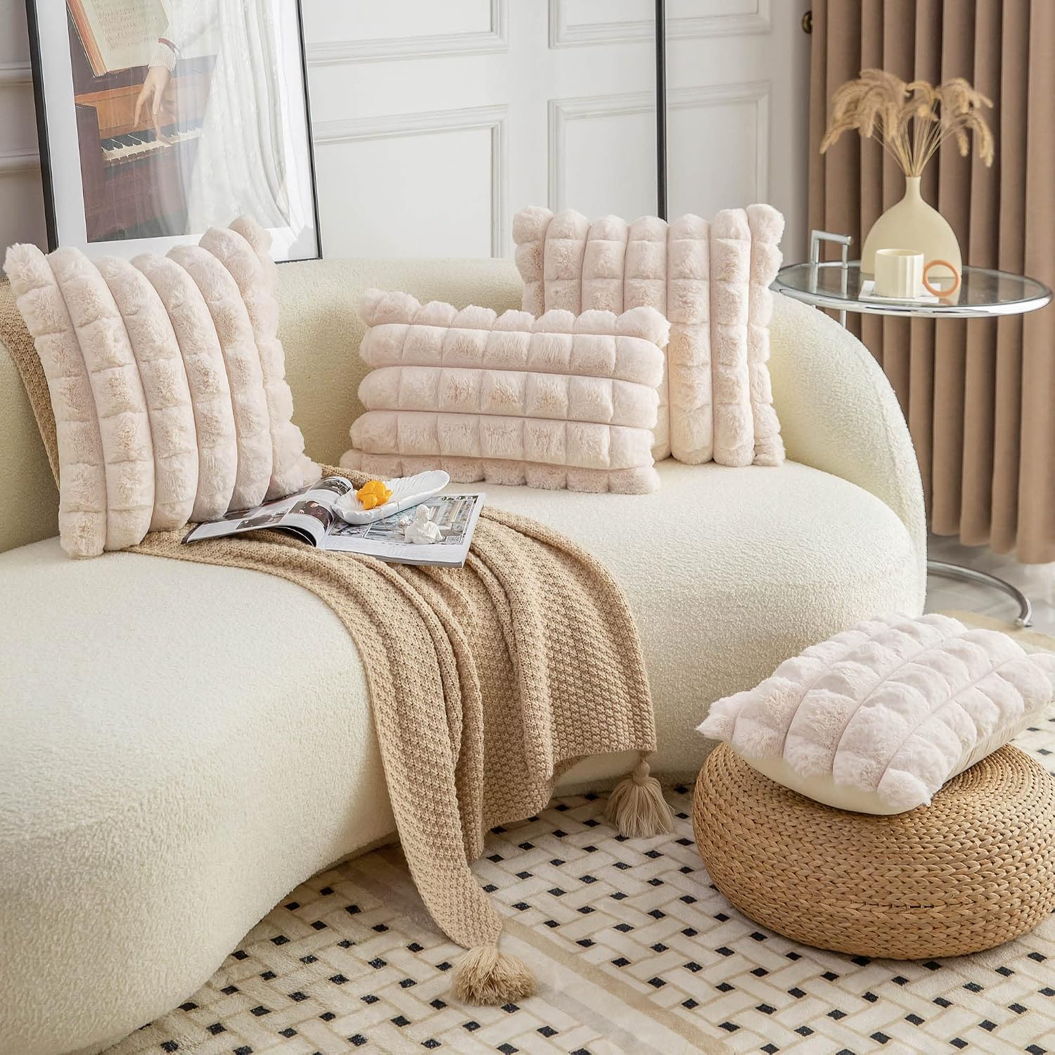 Detalle 2 de Neelvin Beige faux fur cosy throw pillow covers (18x18 inch / 45x45cm) – set of 2