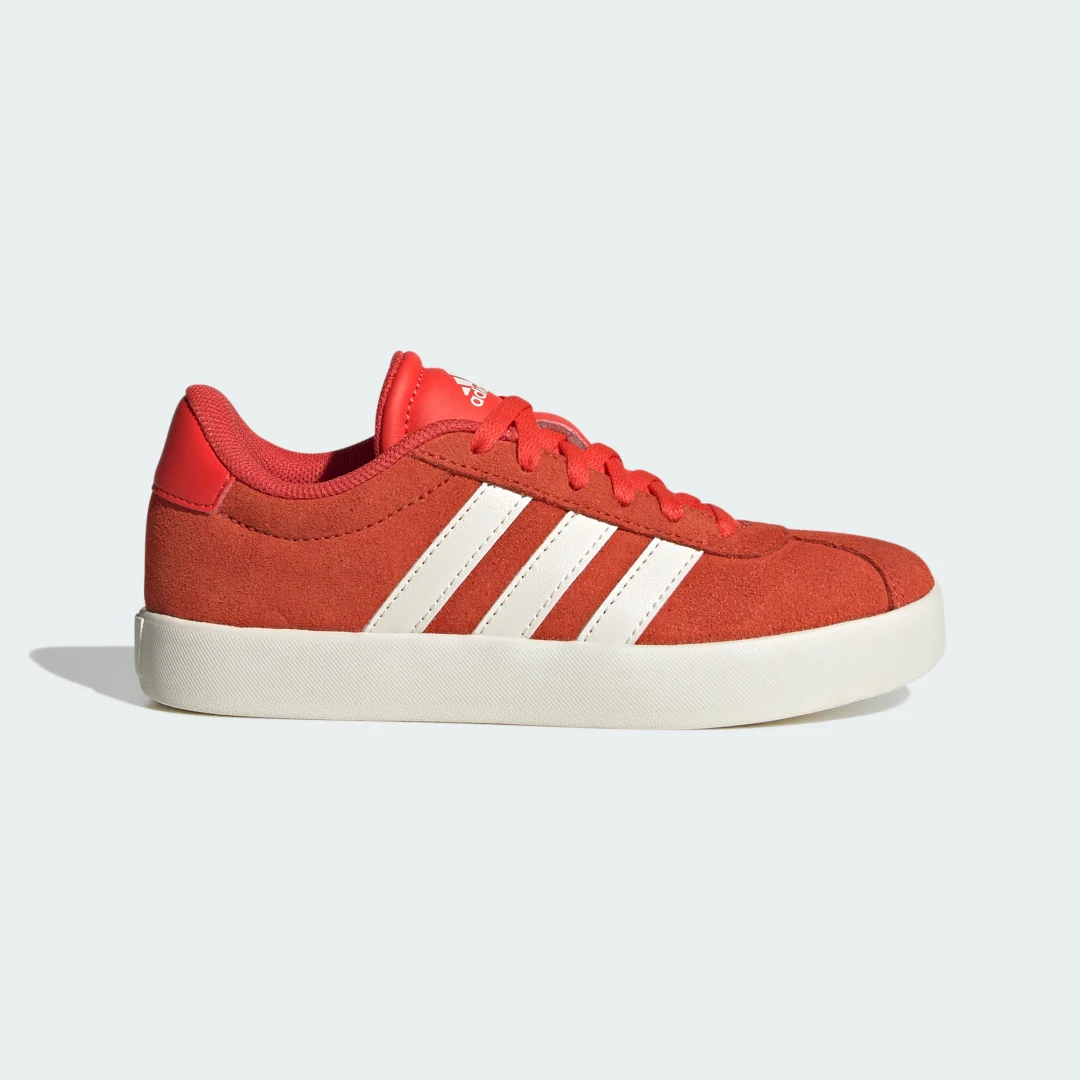 Detalle de Zapatilla VL Court 3.0 de Adidas: versatilidad y estilo en color naranja