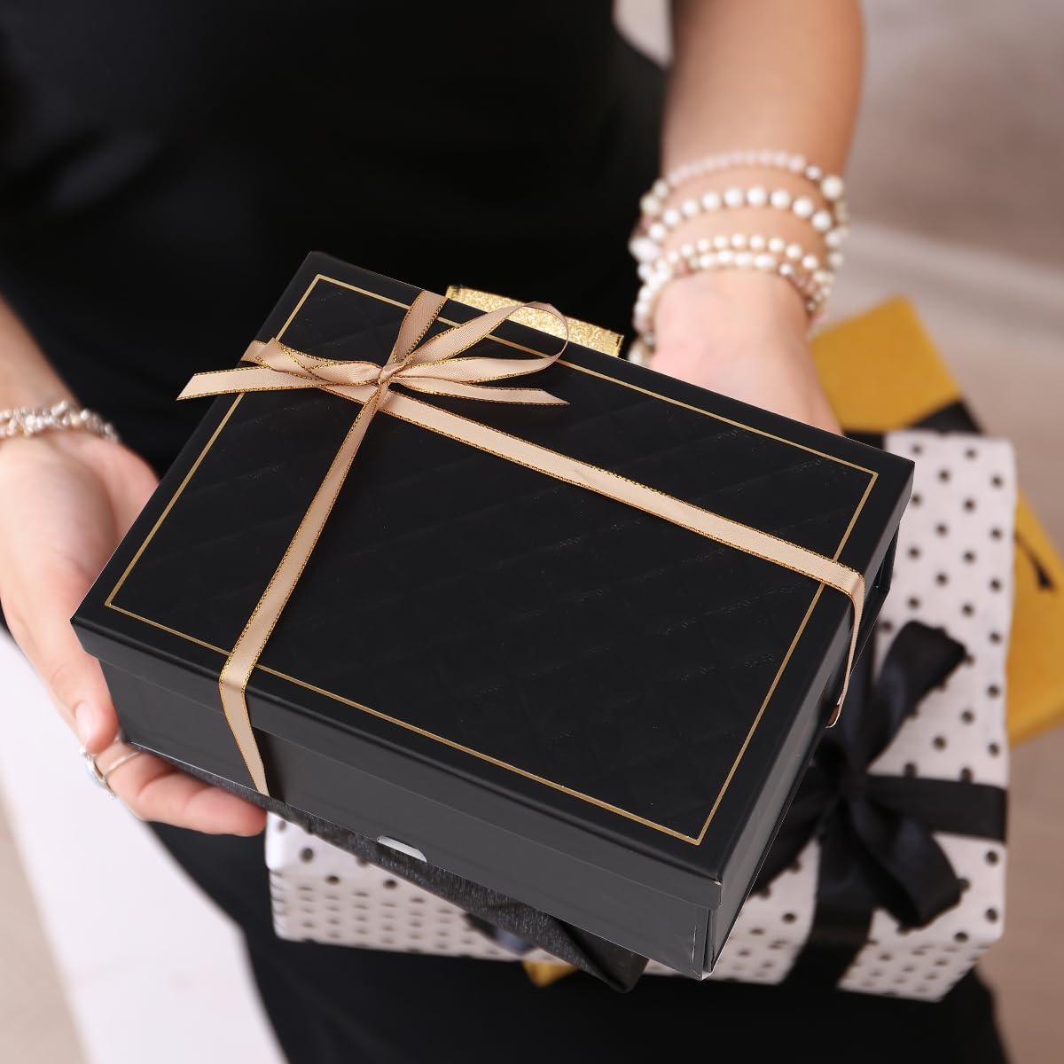 Detalle de Black Luxury Magnetic Gift Box with Lid, Ribbons and Gift Bag (Medium, 9.8 x 7 x 3.3 Inches)